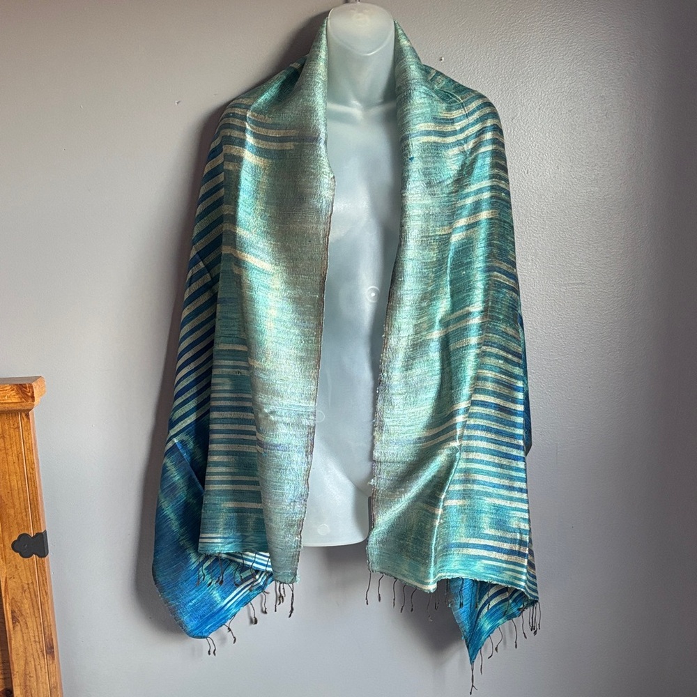 Pha Toomthong shawl / wrap / scarf / sabai traditional handwoven silk Thailand